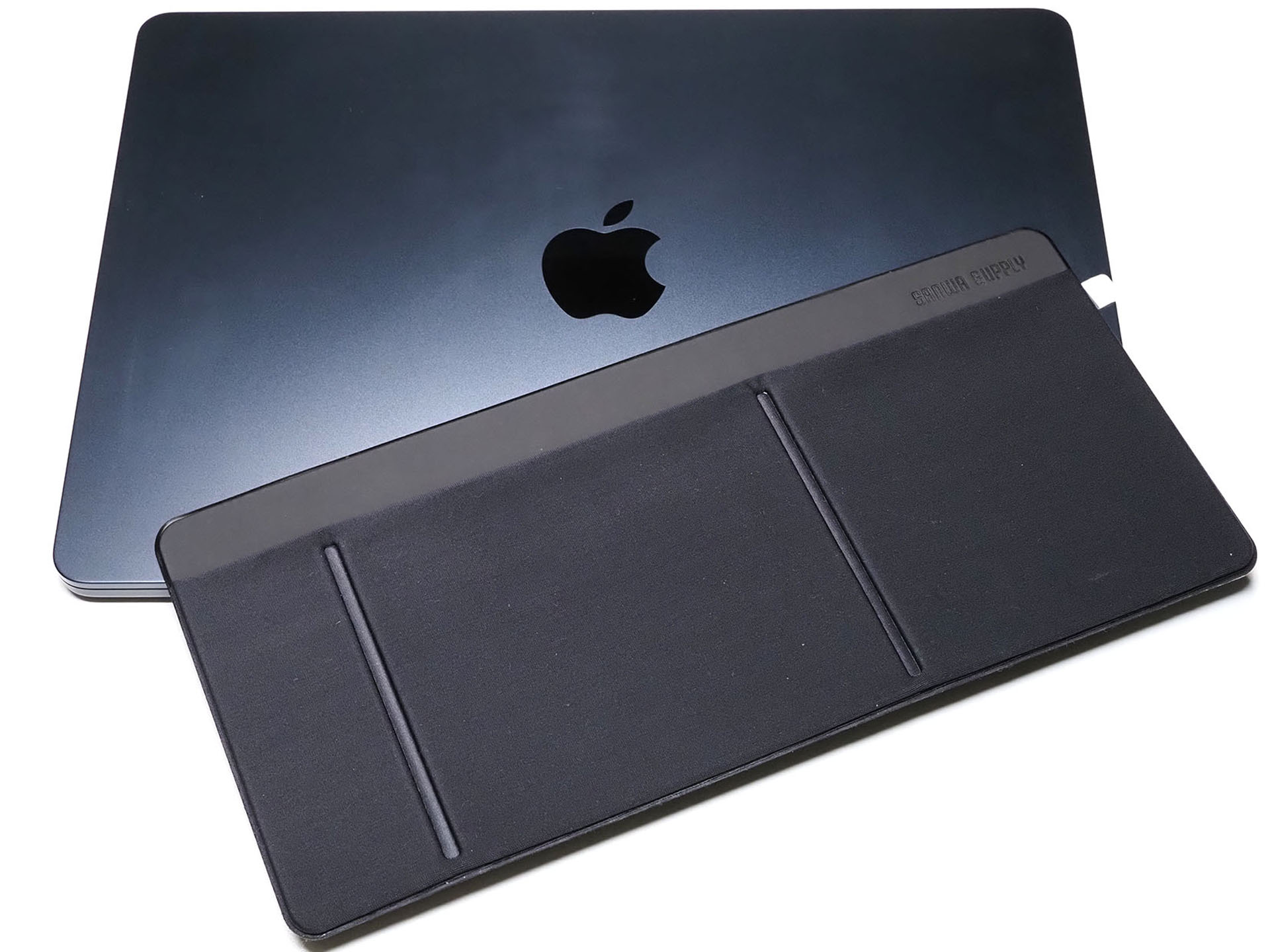 M3 MacBook Airに収納ポケットを！ iPhoneやケーブル、マウスも収納